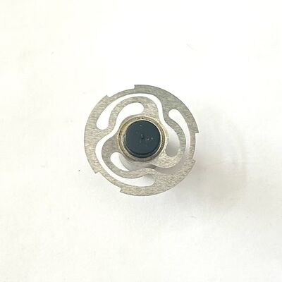 Μεταλλική-καουτσούκ σύνθετη βαλβίδα. Μεταλλικά εξαρτήματα. Συστατικό ελέγχου αυτοκινήτου.