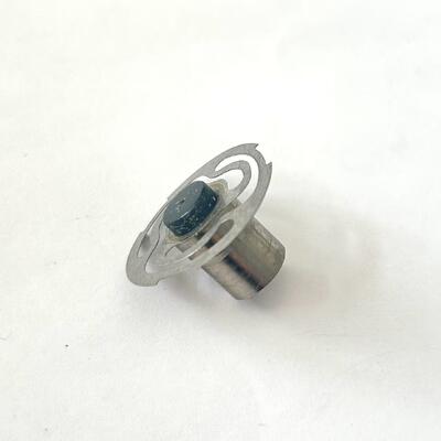 Μεταλλική-καουτσούκ σύνθετη βαλβίδα. Μεταλλικά εξαρτήματα. Συστατικό ελέγχου αυτοκινήτου.